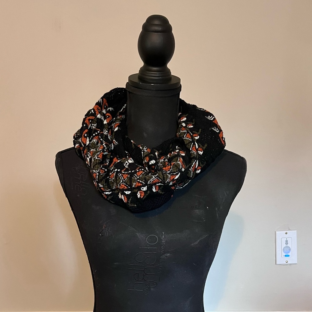 NEW, Urban Outfitters wrap scarf